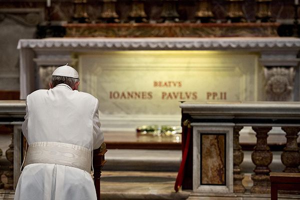 Papież Franciszek modlił się przy grobie Jana Pawła II