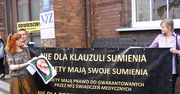 "Nie dla klauzuli sumienia". Trzyosobowa pikieta przed szpitalem w Poznaniu