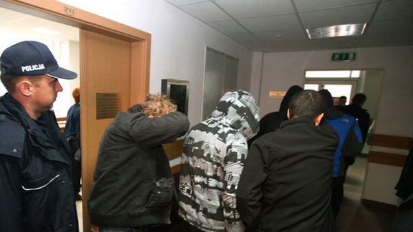 Uczestnicy zamieszek opuszczają salę rozpraw
