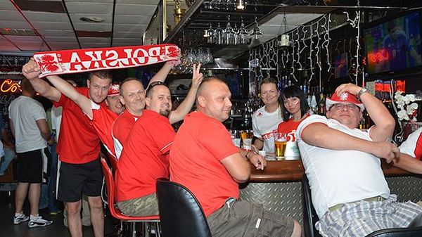 Polscy kibice w klubie "Wisła" w Garfield