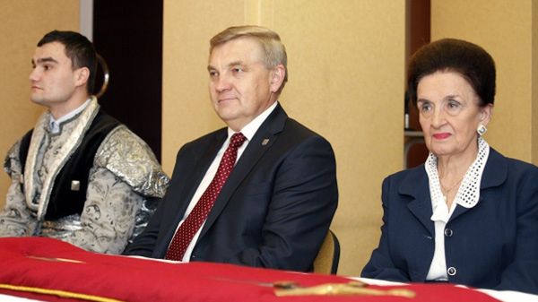 Uroczystość nadania tytułu honorowego "Polonus bene meritus" (Polak dobrze zasłużony) prezydentowi Białegostoku Tadeuszowi Truskolaskiemu (pośrodku)