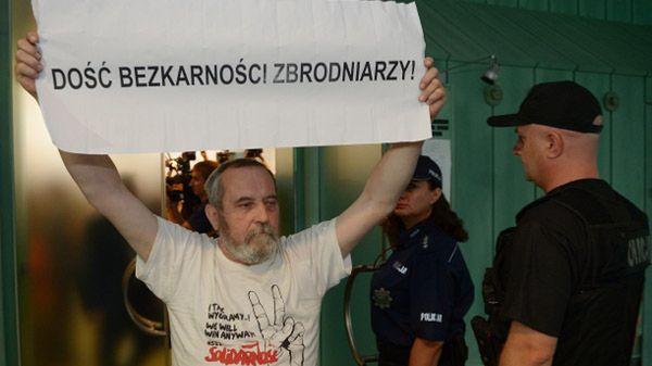 Internowany w czasach PRL Zygmunt Miernik podczas protestu na korytarzu sądowym przed ogłoszeniem wyroku w sprawie apelacji dotyczącej wydarzeń Grudnia ''70 na Wybrzeżu