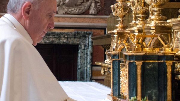 Papież Franciszek podczas porannej modlitwy