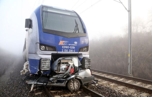 Piotrków Trybunalski: Auto wjechało pod pociąg na strzeżonym przejeździe kolejowym. Zginął kierowca