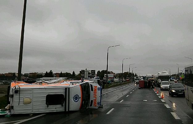 Wypadek karetki w Radomiu. Sprawca uciekł z miejsca zdarzenia