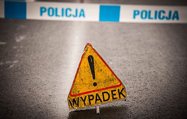 Tragiczny wypadek pod Bartoszycami. Mercedesem wjechał w dwóch nastolatków, jeden nie żyje