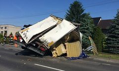 Ciężarówka ścięła przystanek autobusowy i dwie posesje - poważny wypadek w Nowym Brzesku