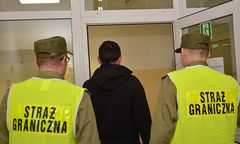 Straż Graniczna zatrzymała 51-letniego Rosjanina. Chciał wwieźć do Polski broń