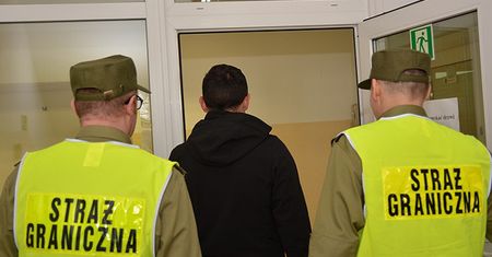 Straż Graniczna zatrzymała 51-letniego Rosjanina. Chciał wwieźć do Polski broń