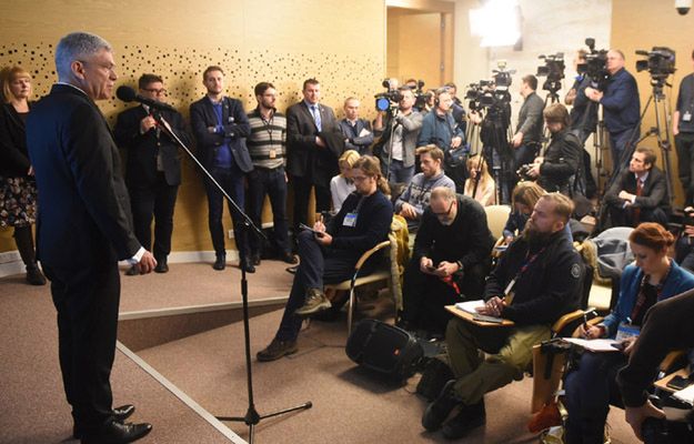 Salka udostępniona dziennikarzom jest za mała. Drugie, większe pomieszczenie na razie jest zamknięte