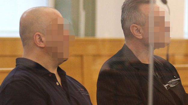 Oskarżeni Janusz T. ps. Krakowiak i Robert L. na sali rozpraw
