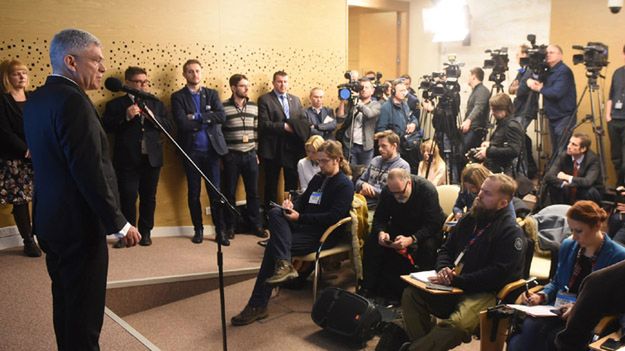 Salka udostępniona dziennikarzom jest za mała. Drugie, większe pomieszczenie na razie jest zamknięte