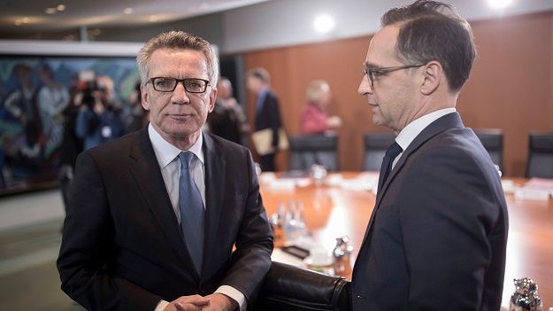 Niemiecki minister spraw wewnętrznych Thomas de Maiziere (po lewej) oraz niemiecki minister sprawiedliwości Heiko Maas (po prawej)