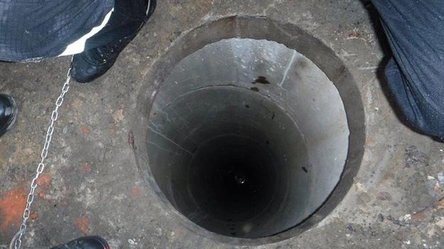 Studnia, do której wpadł chłopiec