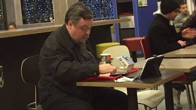 Ks. Czaplin przyłapany w niezręcznej sytuacji