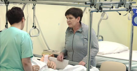 Pierwsze zdjęcia premier Beaty Szydło po wypadku. Odwiedziła rannego oficera BOR