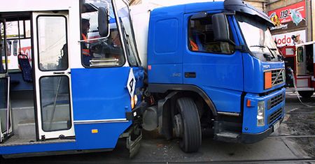 Tramwaj uderzył w cysternę