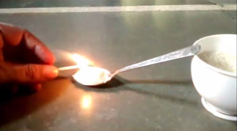 Podpal ryż. Gdy poczujesz specyficzny sztuczny zapach i zobaczysz, że produkt faktycznie się pali, oznacza to, że masz w domu plastikowy ryż.