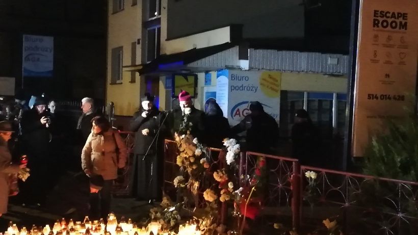Tłum modli się za pięć nastolatek, które zginęły w pożarze escape roomu