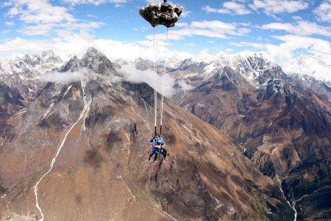 Everest Skydive - skok z Dachu Ziemi