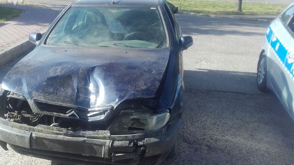Poobijanym citroenem kierowca wybrał się na wycieczkę