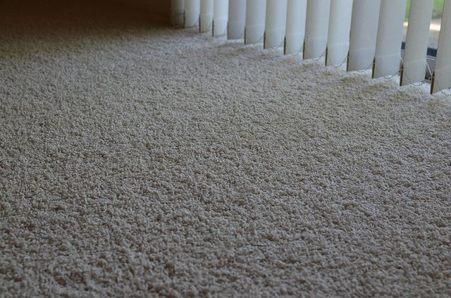 Wykładzina dywanowa, której spód stworzony jest z lateksu może emitować nieprzyjemne, szkodliwe opary.