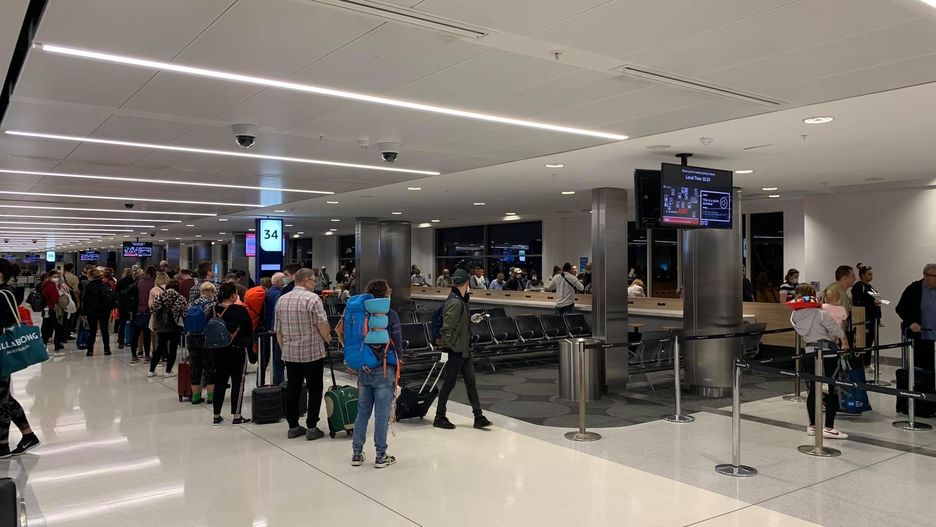 Lotnisko w Sydney. Pasażerowie czekają na odprawę przed odlotem do Warszawy