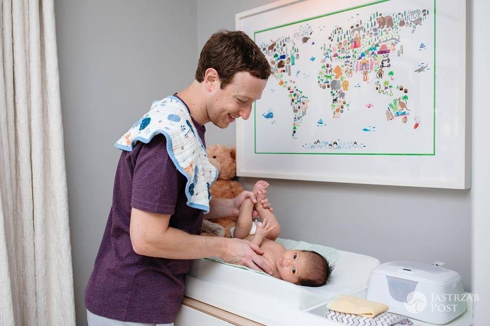 Mark Zuckerberg przewija córkę fot. Facebook.com