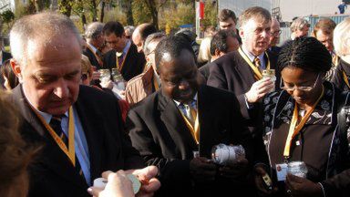 Ambasadorowie zapalajš znicz upamiętniajšcy poległych w powstaniu