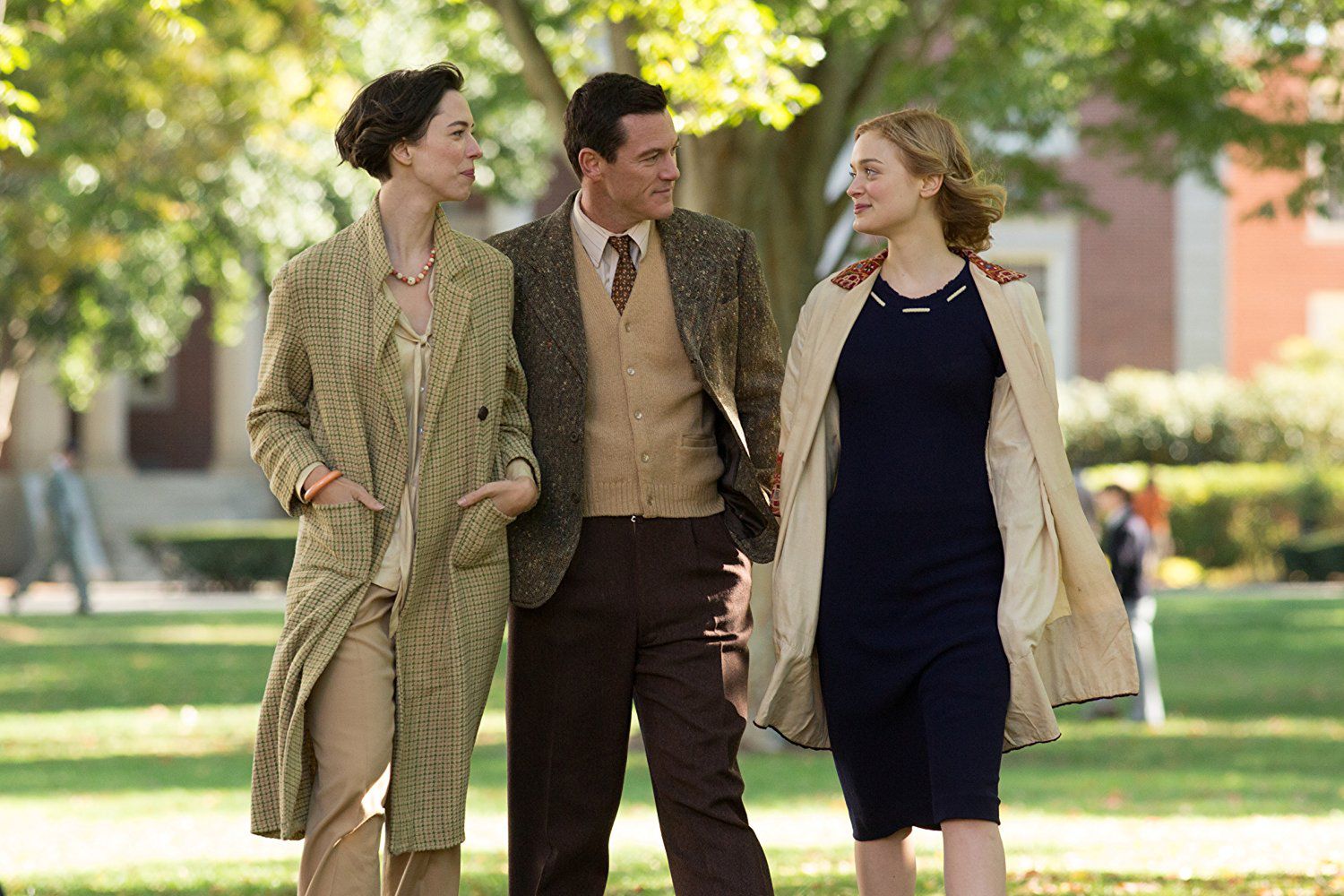Luke Evans, Bella Heathcote i Rebecca Hall na okładce "Profesora Marstona i Wonder Woman" 