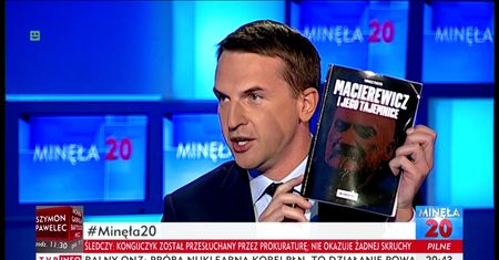 Poseł Nowoczesnej zaskoczył w TVP Info. Zareklamował "zakazaną" książkę o Macierewiczu