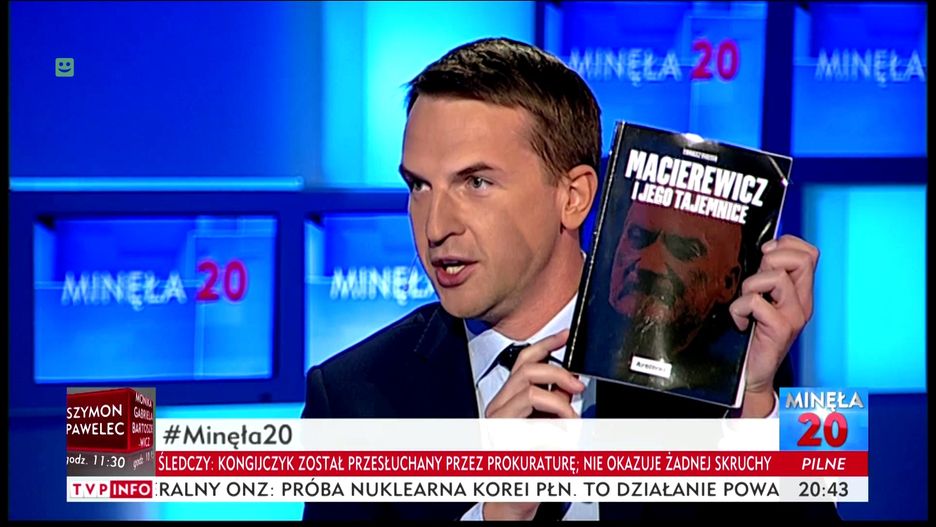 Adam Szłapka z Nowoczesnej z książką Tomasza Piątka w TVP Info