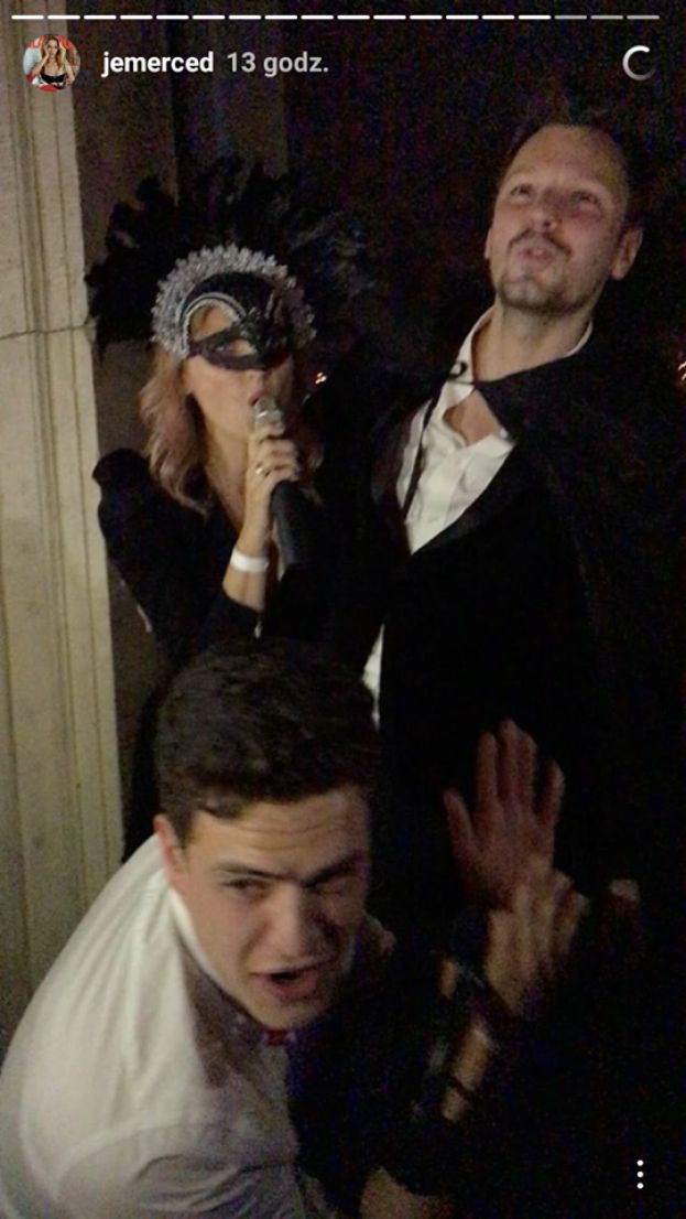 Nagie modelki wśród tłumu celebrytów na urodzinach Komara. Nikomu to nie przeszkadzało?