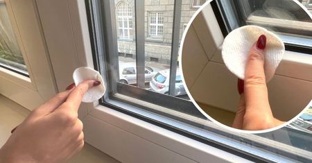 Nasącz wacik i przetrzyj ramy okna. Prostą drogą pozbędziesz się ohydnego problemu
