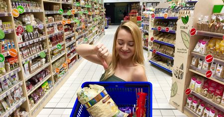 Jogurt o smaku owocowym bez owoców, rurki orzechowe bez orzechów. Takie absurdy znajdziemy w polskich sklepach