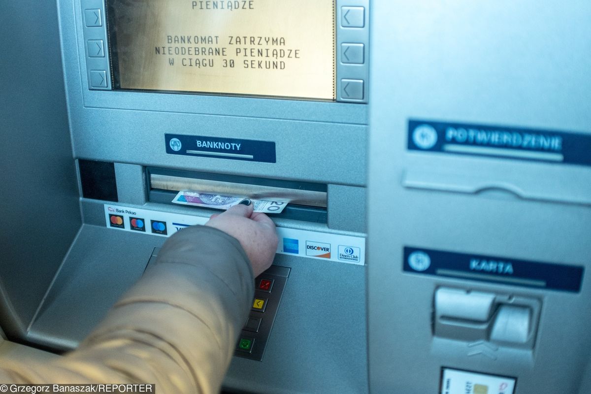 Wypłać pieniądze przed weekendem. Przerwy serwisowe w czterech bankach