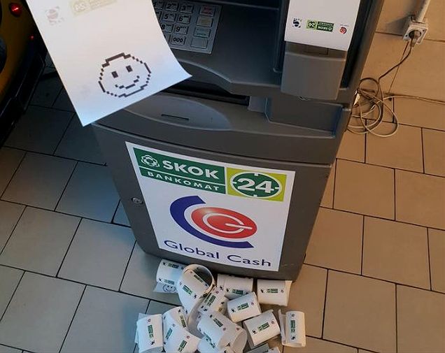 Włożył kartę do bankomatu, ale pieniędzy nie wypłacił. Dostał za to uśmiechniętą buźkę