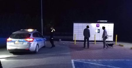 Wola koło Pszczyny. Pies uwięziony w paczkomacie