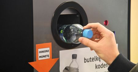 Krakowski butelkomat zniknął, ale ma wrócić. "Bezdomni zapychali urządzenie"