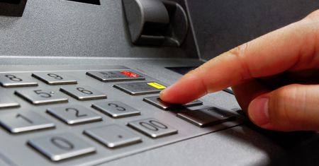 Przejmują kontrolę nad bankomatami i każą wypłacać pieniądze. Ataki nie ustają