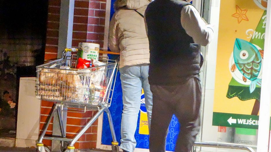 Zdjęcie ilustracyjne. Zagubioną kartą 62-latka płaciła za zakupy