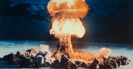 Jak przeżyć wybuch bomby atomowej? Poradnik przetrwania według Amerykanów