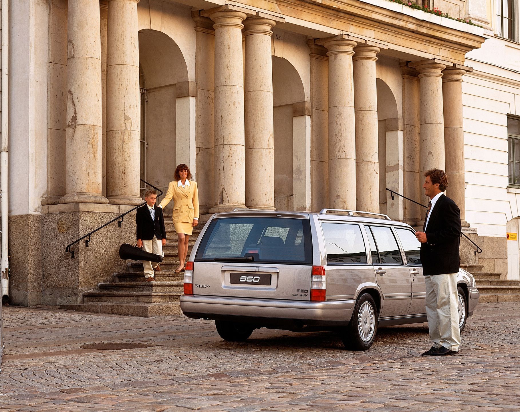 Volvo 960 Kombi było wyposażone w system chroniący pasażerów przed skutkami uderzenia w bok pojazdu 
