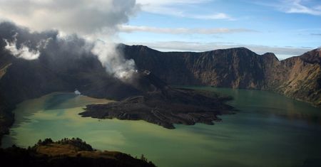 Pół tysiąca wspinaczy uwięzionych na szczycie wulkanu na wyspie Lombok. Czekają na ratunek