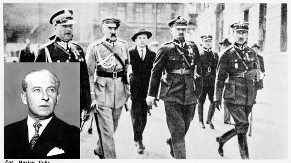 Marszałek Józef Piłsudski z oficerami swojego sztabu, 1926 rok (reprodukcja fotografii autorstwa Mariana Fuksa). Od lewej m.in. osobisty adiutant Marszałka generał dywizji Bolesław Wieniawa-Długoszowski