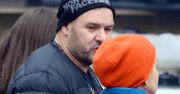Koronasceptyczny Tomasz Karolak zaczął nosić maseczkę. Paparazzi przyłapali go w najmniej oczekiwanym momencie