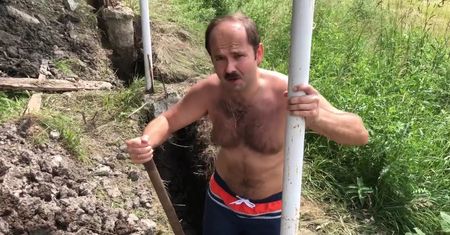 Sławomir wymachuje łopatą w ogrodzie. "Nie będę k... całe życie rowów kopał"