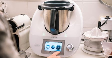Wrzuciła do Thermomixa, zalała wodą i dodała jeden składnik. To genialny sposób na pozbycie się pestycydów