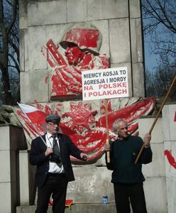 Oblali pomnik czerwoną farbą, za czyszczenie zapłacą warszawiacy. Policja: nie możemy zatrzymać sprawców