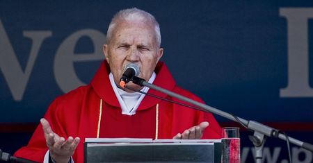 Ksiądz Walerian Słomka został skazany za pedofilię. Andrzej Duda ma mu odebrać odznaczenie